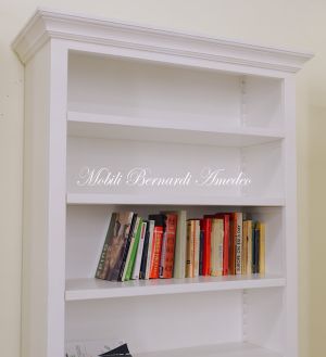 Libreria realizzata in legno e laccata colore bianco con 2 ante ripiani spostabili